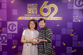 行政總裁陳靜嫻向19名員工頒發長期服務獎。