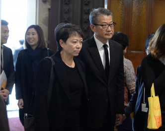 財政司司長陳茂波伉儷出席儀式。