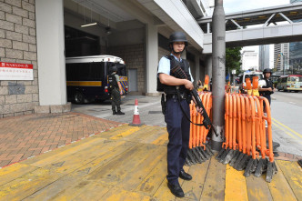 被告早上由警员押送至法院。