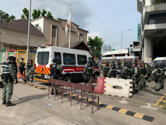 南边围村外防暴警察在场戒备