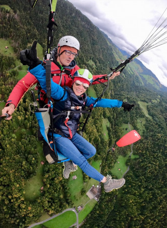 刘嘉玲早前在社交网上载到瑞士玩跳伞的照片。