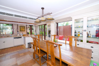 開放式廚房與飯廳相連，用膳空間增。
