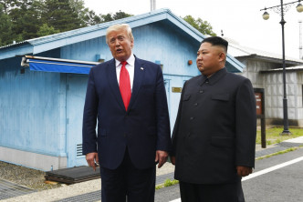 特朗普与金正恩在蓝色小屋前会谈。AP图片