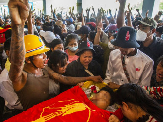 一名男子在示威期间丧生。AP图片