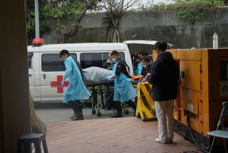 两人的遗体在下午3时许运出，由救护车送往殡仪馆。