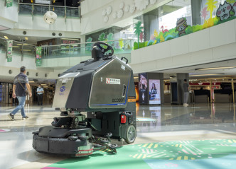 「洗地机械人」及「吸尘机械人」能自动彻底
清洁商场。