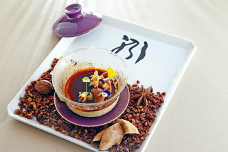 TATE Dining Room & BarOde To A Chiu Chow Classic（All The Odes） 面層為滷水鵝肉及脆豆腐，底下是幼滑鵝肝蒸蛋，加上烘過的花椒、八角等，散發獨特香氣。
