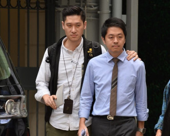 许智峯(右)被捕，涉普通袭击及不诚实使用电脑。