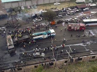 目擊者指運油車周圍布滿嚴重燒傷倒臥路面的人。AP