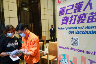 環球貿易廣場及麗思卡爾頓酒店250人外展接種疫苗。聶德權Facebook圖片