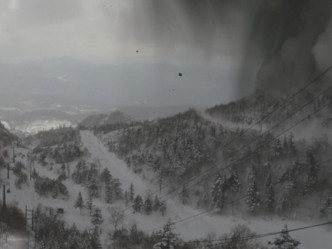 群马县草津白根山今早发生火山喷发，导致草津国际滑雪场发生雪崩意外。(网图)