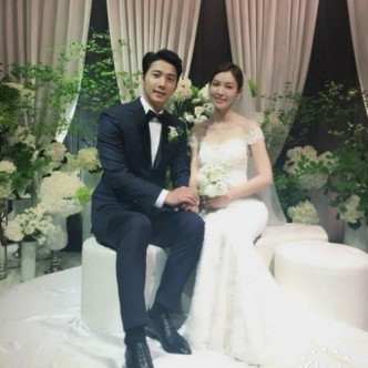 金素妍与李尚禹结婚4年，是韩国娱乐圈中模范夫妻。