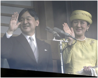 新日皇德仁與皇后雅子向民眾向揮手。AP