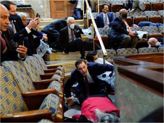 有議員曾想以一枝鋼筆殺出重圍。AP圖片