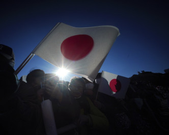 民眾搖著日本國旗吶喊。AP