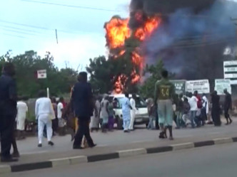 尼日利亚中部一个油站有运油车发生爆炸，原因未明。(网图)