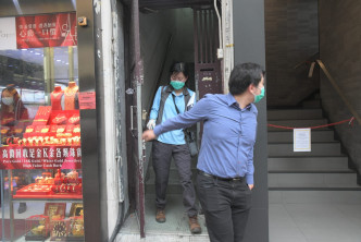 防護中心人員向卓明樓居民派檢測膠樽