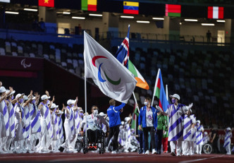 難民殘奧代表隊的旗手為首名進場旗手。美聯社圖片