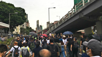 九龙城一批示威者，目前正沿在太子道东往旺角方向前进。