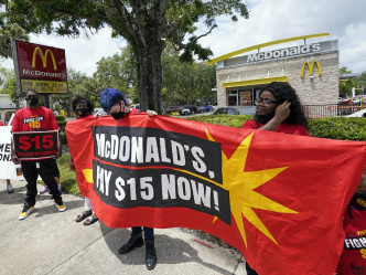 美国的麦当劳员工过去曾就薪酬等不同问题发起罢工。AP资料图片