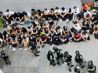 希慎廣場在上月27日有示威者聚集，警方截查數十人，並要求他們坐在地上。資料圖片