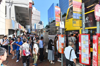 大批市民在鰂魚涌站外等候巴。