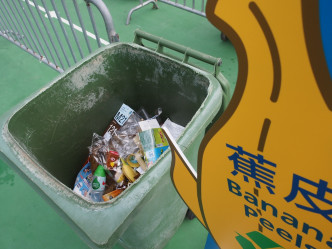 香蕉皮回收箱堆積大量其他垃圾。網上圖片