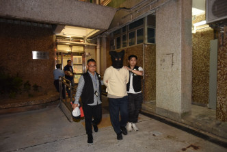 警員押同疑犯返回其位於柴灣環翠邨怡翠樓的寓所搜查