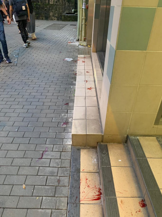 在港鐵站至加惠民道地下亦有血跡出現。讀者提供圖片
