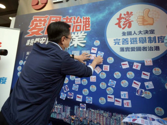 聂德权到工联会街站签名支持全国人大完善香港选举制度的决定。