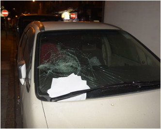 泊在路边咪表位的私家车档风玻璃被打爆。