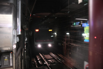 中环与金钟之间路轨有火花，荃湾綫列车服务一度受轻微影响。  杨伟亨摄