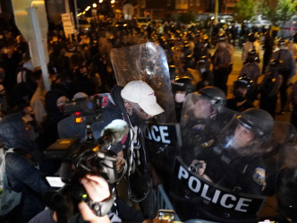 警察與示威者發生衝突，至少30名警察受傷。AP圖片