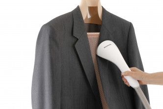 挂熨机的蒸气模式增至4段选择，以针对不同衣物材质及厚度，调整至合适的蒸气量及覆盖范围，把各类衣物熨得笔直贴服。