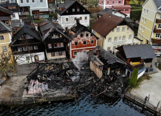 4棟木屋被燒毀。