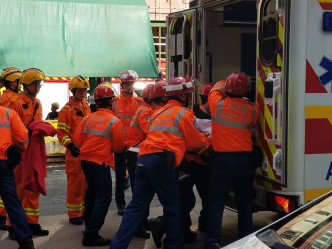 一度失蹤的工人獲救後，立即由救護送院搶救。