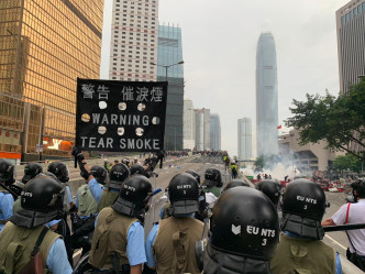 警方连续发射多枚催泪弹驱散示威者。