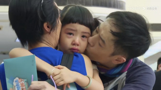 為節目，朱茵要跟女兒短暫分開，兩母女淚灑機場。