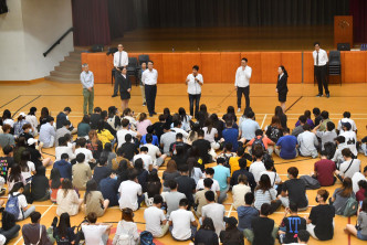 学院安排与学生对话。