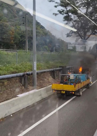货车上的建筑材料起火，司机将车停在路边报警。fb「香港突发事故报料区」图片