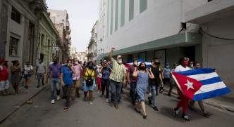 古巴数以千计民众上街游行。AP图片