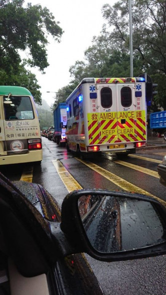 救護車被困車龍。網民Kelvin Pun圖片