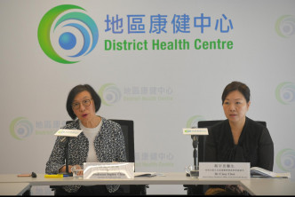 陈肇始（左）指据初步了解，医院管理局使用的消毒药水无问题。