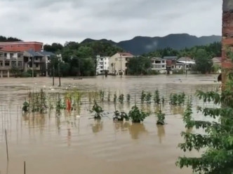 江西上饶多处因暴雨水浸。网图