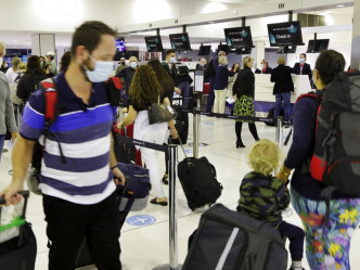 澳洲各地机场内，挤满数以百计等候办理登机手续前往纽西兰的旅客。AP图片