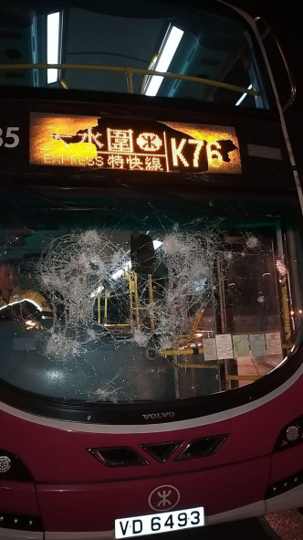 一輛港鐵巴士昨晚遭惡意破壞，擋風玻璃被擊毀。 港鐵提供