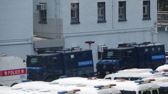两辆「锐武」装甲车在深水埗警署内戒备。