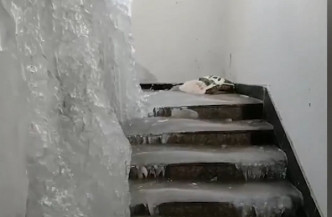 河北有住宅楼梯被冰封。网上图片