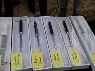 警方檢獲一批武器，包括伸縮警棍及牛肉刀。