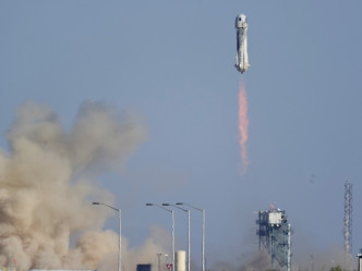 四人乘坐「蓝色起源」的火箭升空。AP图